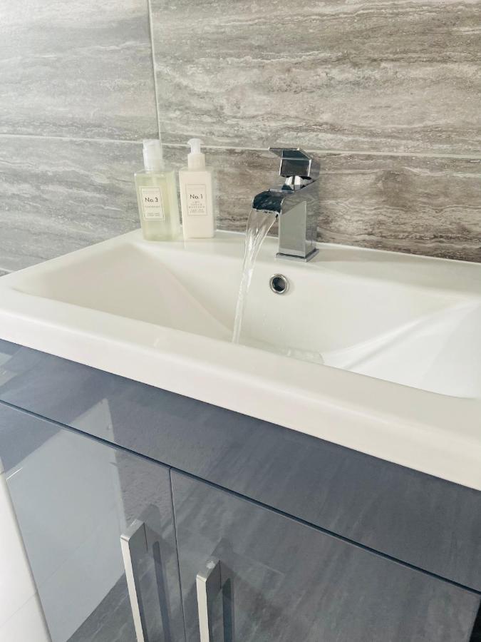 Newly Refurbished Beautiful Location 1 Bedroom Residential House كراملينجتون المظهر الخارجي الصورة